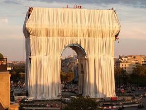 Arc de Triomphe wrapped in fabric by Christo 