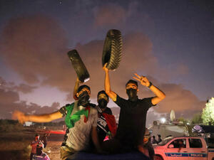 Israeli forces attack protesters on Gaza border