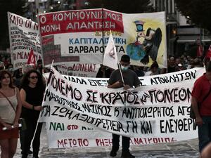 Greek riot police blast tear gas and water cannons on anti-vaxxer protesters