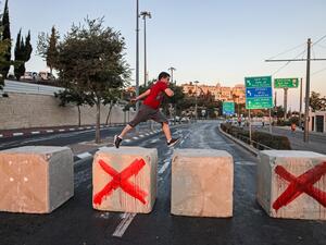 Israelis continue its violations in the Palestinian territories.