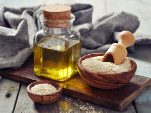 زيت الفول السوداني المحمص زيت عطري غالبًا ما يتم رشه فوق الأطباق أو إضافته إلى السلطات والصلصات