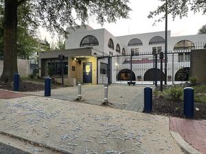 The Israeli Embassy in Washington covered with over 400 spoons after Palestinian prisoners jailbreak.