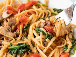 لينجويني بالفطر والخضروات الشهية: وصفة للنباتيين