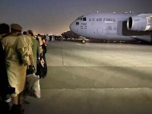 شواذ أفغان فروا من طالبان يصلون إلى بريطانيا