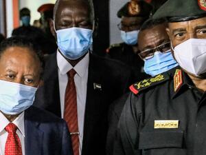 الخلافات بين المدنيين والعسكر