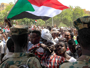 من يتصارع مع من في السودان