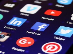 ديكتاتورية "السوشيال ميديا"