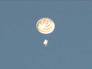 بعد تصوير أول فيلم بالفضاء.. طاقم سينمائي روسي يهبط بسلام بكازاخستان 