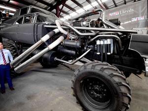 طرح سيارات غريبة شاركت بفيلم في مزاد علني