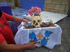 مكسيكيون يحتفلون بـيوم الموتى