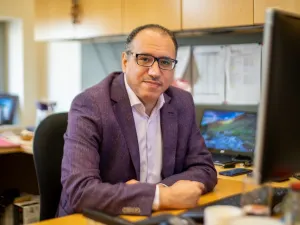 كبير الباحثين وخبير الأوبئة في مؤسسة قطر يؤكد أن اللقاح المعزز ضروري للحد من انتشار كوفيد-19 حول العالم