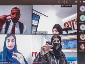 بنك الإمارات دبي الوطني يبادر بتدريب موظفي الفروع على لغة الإشارة الإماراتية