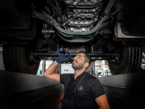 مرسيدس-بنز عُمان تضمن لعملائها الحفاظ على قوة أداء شاحناتهم لأطول فترة ممكنة من خلال الفحص الصحي لشاحنات أكتروس في مسقط وهيماء وصحار وصلالة