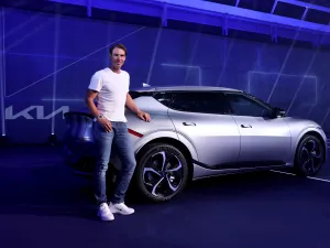 سفير علامة كيا رافاييل نادال يروج لاستخدام السيارات الكهربائية مع سيارة EV6 الجديدة