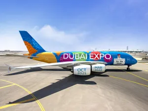 طلعتان في أجواء دبي على ارتفاع منخفض لطائرة الإمارات A380 بالكسوة الزرقاء