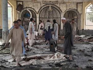  ان عدد  القتلى جراء التفجيرات الانتحارية التي ضربت صباح الجمعة مسجد الإمام برقة الشيعي بمدينة قندهار جنوب أفغانستان مستوى تجاوز الـ 65 