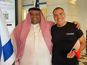 المواطن البحريني محمد آل ضريبي مع أفيخاي أدرعي في تل أبيب