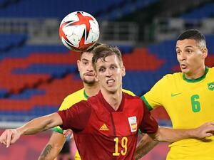 Spain's Dani Olmo (L) vies for the ball with Brazil's Guilherme Arana during the Tokyo 2020 Olympic Games football competition men's gold medal match at Yokohama International Stadium in Yokohama, Japan, on August 7, 2021. (Photo by Tiziana FABI / AFP)