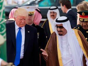 Trump (L) Saudi King 