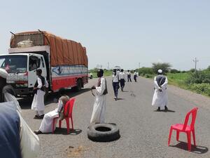 محتجون يغلقون الطرق في شرق السودان