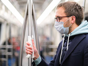 wrong mask forces man to go down train in France 