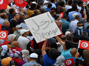 المتظاهرون رفعوا شعار "يا للعار يا للعار المسيرة في حصار"