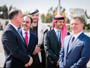 الملك عبدالله برفقة أشقائه