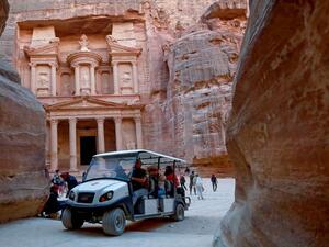 البتراء.. سيارات كهربائية بديل عربات كانت تجرها الخيول