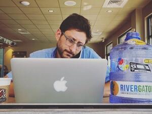 الصحفي الأمريكي داني فينستر