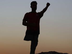 شاب سوري بقدم واحدة يدرب أيتاما على الكونغ فو