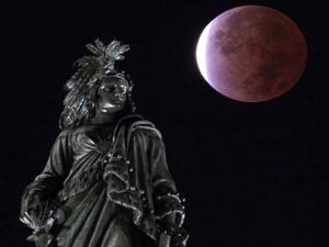 خسوف جزئي يدعى "قمر الدم" يزين سماء الليل