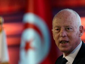 واعتبر الرئيس التونسي ان الخطوة ضرورية لإنقاذ تونس وسط شلل اقتصادي وتفشي الفساد في البلاد