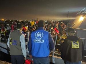 البحرية الليبية تنقذ عشرات المهاجرين