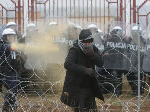Polish military, migrants clash at Belarusian border