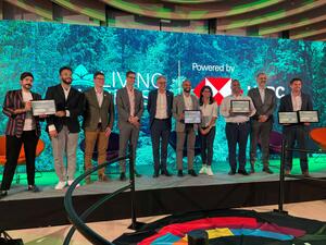 3 شركات إماراتية تفوز بالجائزة الأولى في برنامج "Living Business" من HSBC   