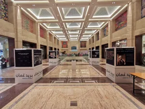 بريد عُمان تدشن معرضاً في الأوبرا جالاريا لإبراز أهم محطات العطاء في مسيرة عمل صاحب السمو السيد طارق بن تيمور آل سعيد – رحمه الله