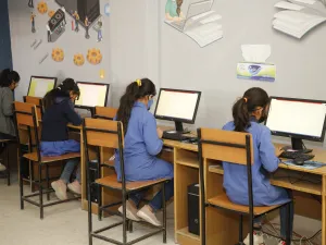 مجموعة فاين الصحية القابضة تحدّث مختبر الحاسوب في مدرسة ارينبة الشرقية للبنات