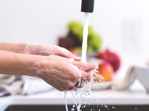 طبيب البوابة: ماذا يفعل غسل اليدين المفرط لبشرتك؟