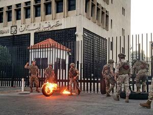 Soldiers outside the Lebanese Central Bank