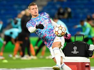 Real Madrid's German midfielder Toni Kroos warms up before the start of the UEFA Champions League first round group D football match between Real Madrid CF and Shakhtar Donetsk at the Santiago Bernabeu stadium in Madrid on November 3, 2021. (Photo by PIERRE-PHILIPPE MARCOU / AFP)