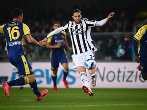 Juventus' French midfielder Adrien Rabiot (C) and Hellas Verona's Italian defender Nicolo Casale (L) go for the ball during the Italian Serie A football match between Hellas Verona and Juventus on October 30, 2021 at the Bentegodi stadium in Verona. (Photo by Marco BERTORELLO / AFP)