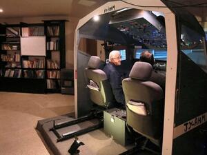 أردني يبني قمرة قيادة في منزله