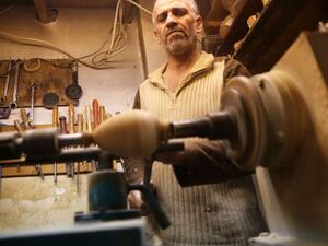 أردني يقاوم اندثار حرفة تدوير "خشب الزيتون"