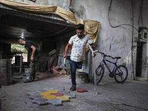 فلسطيني يهزم الإعاقة بصناعة بلاط المباني