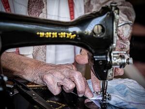 الأردن.. الخياطة حمده لم تمت قهرا في عملها