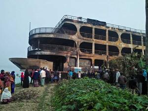 مصرع 32 شخصا بحريق عبّارة في بنغلادش