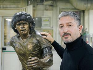 تمثال من البرونز لمارادونا من صناعة نحات إيطالي