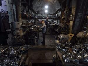 مهنة تبييض الأواني النحاسية بسوريا تواجه الاندثار