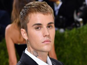 Bieber wore a red outfit for the performance and both he and the audience looked thrilled. 