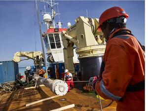 أصبح ميناء مغرق الذي يحتل موقعاً محورياً في قطاع حقول النفط والغاز البحرية، بعد حصوله على هذا التصنيف مرخصاً لاستقبال السفن الدولية والمحلية للحاويات ميناء مغرق التابع لمجموعة موانئ أبوظبي يحصل على تصنيف ميناء دولي